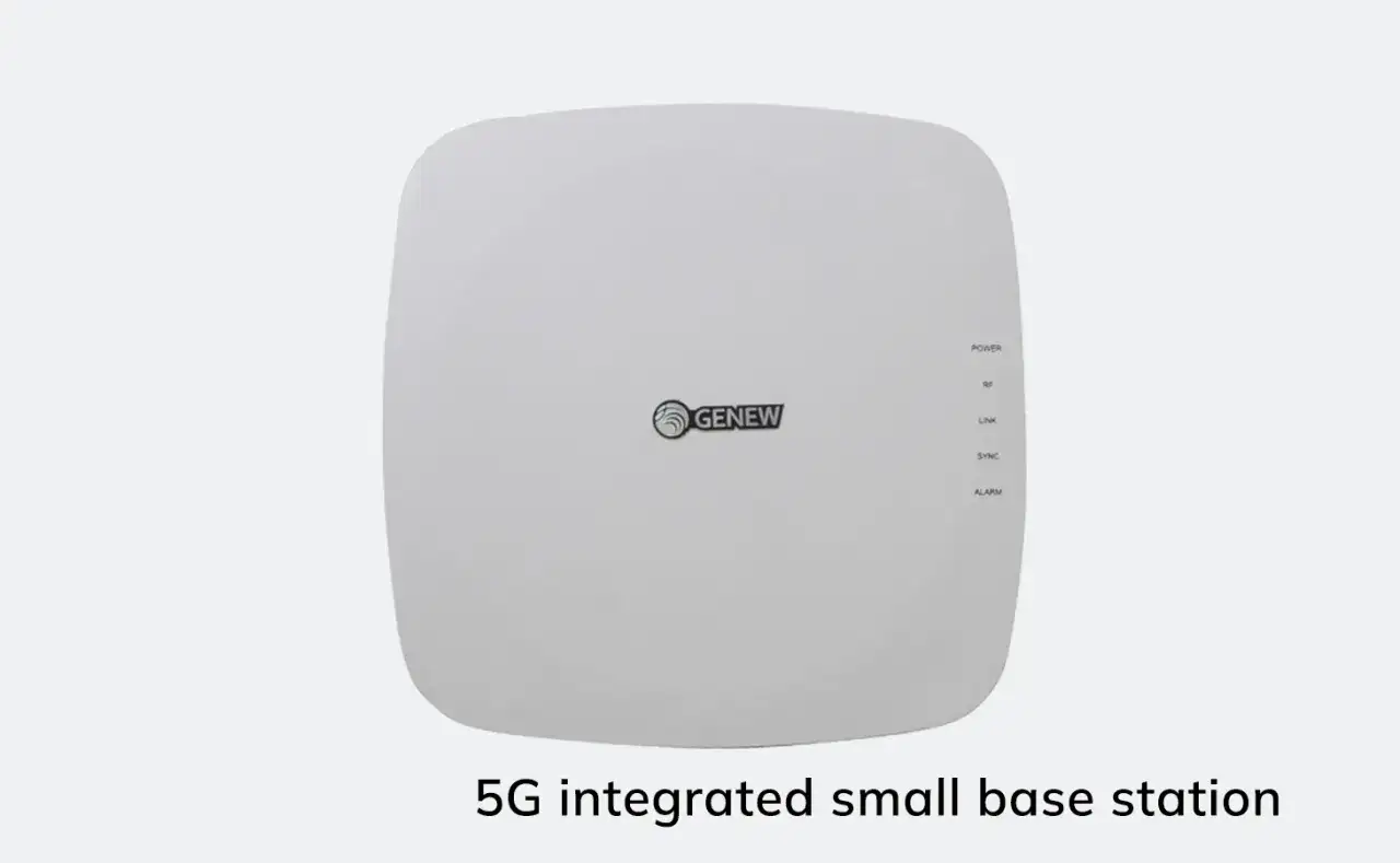 Biała, kompaktowa stacja bazowa 5G, zapewniająca komórkową transmisję danych.