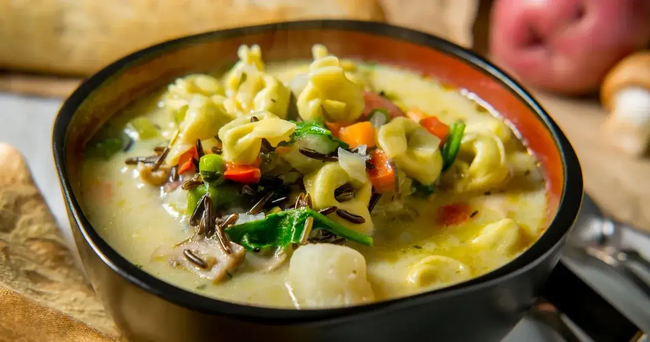 garnek z gotującymi się tortellini