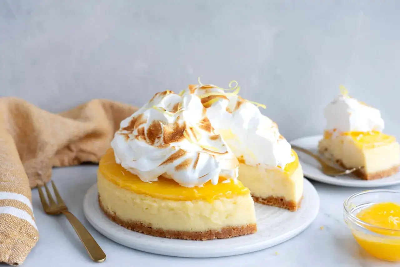 En kr&auml;mig citroncheesecake med mar&auml;nglock, perfekt att baka med mascarpone.