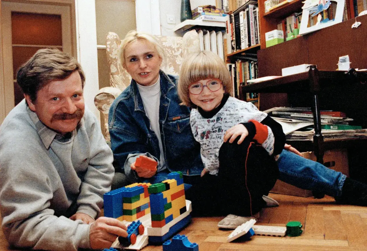 Grzegorz Wąsowski i Monika Olejnik z dzieckiem budują z klocków Lego.