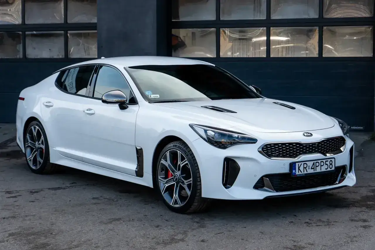 Biała Kia Stinger 3.3 prezentuje się dynamicznie. Zastanawiasz się nad jej spalaniem?