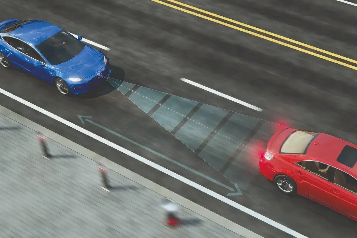 Un coche azul detecta un coche rojo delante, mostrando el funcionamiento del **sistema ADAS** con un haz de sensores.