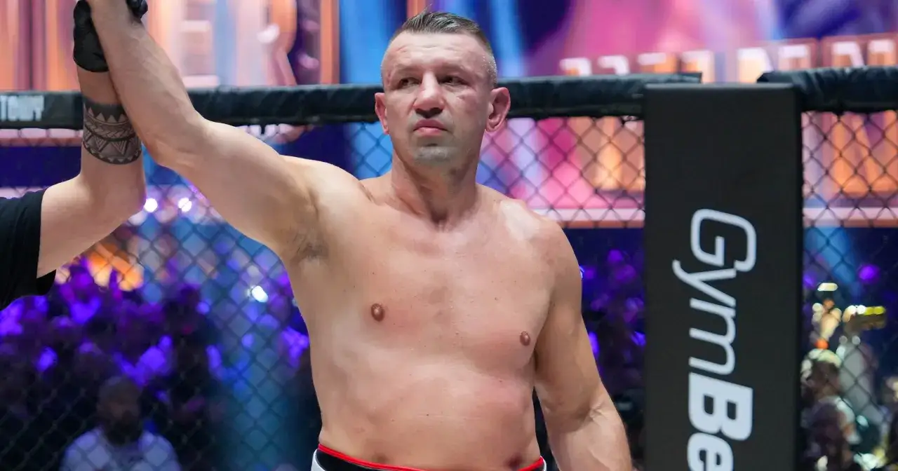 Adamek, legenda sportów walki, świętuje zwycięstwo w klatce Fame MMA.