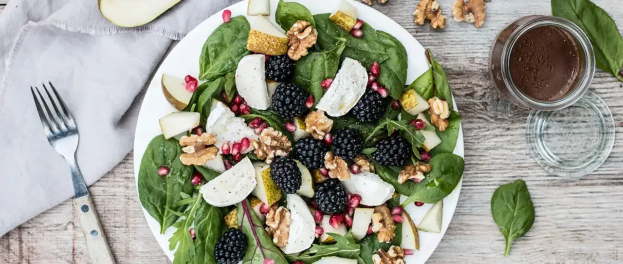 Salat mit Brombeeren, Birne, Ziegenk&auml;se und Waln&uuml;ssen. Perfekt f&uuml;r Brombeeren Rezepte schnell und einfach.