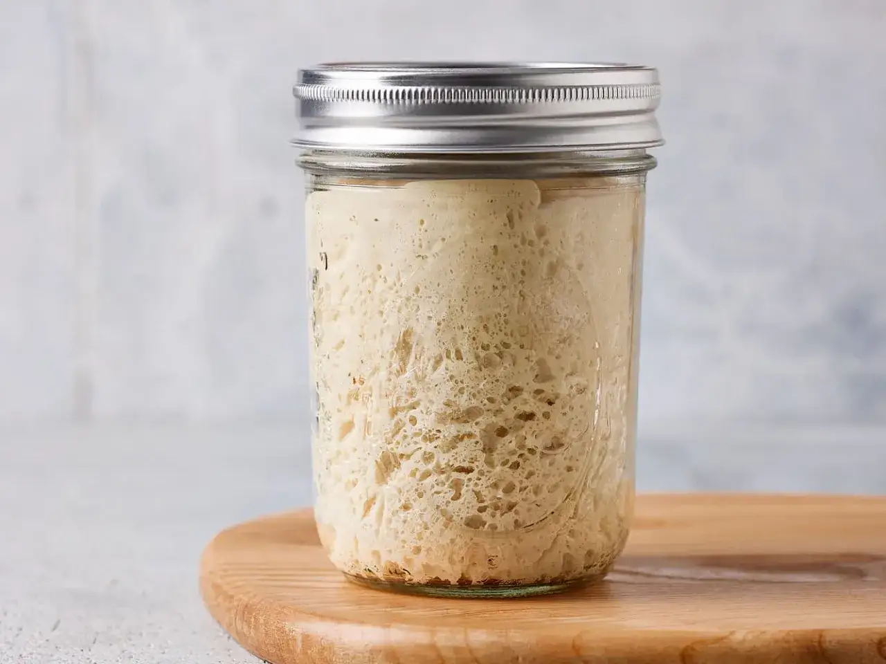 Aktiver Sauerteig im Glas, bereit f&uuml;r die n&auml;chste Brotb&auml;ckerei. So l&auml;sst sich Lievito Madre aufbewahren.