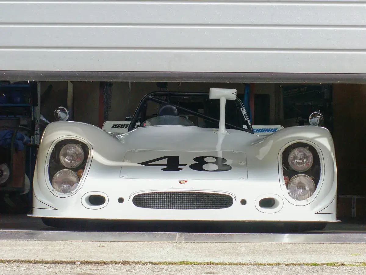 Wei&szlig;er Porsche Rennwagen aus den 80ern mit der Startnummer 48, bereit f&uuml;r die n&auml;chste Herausforderung.