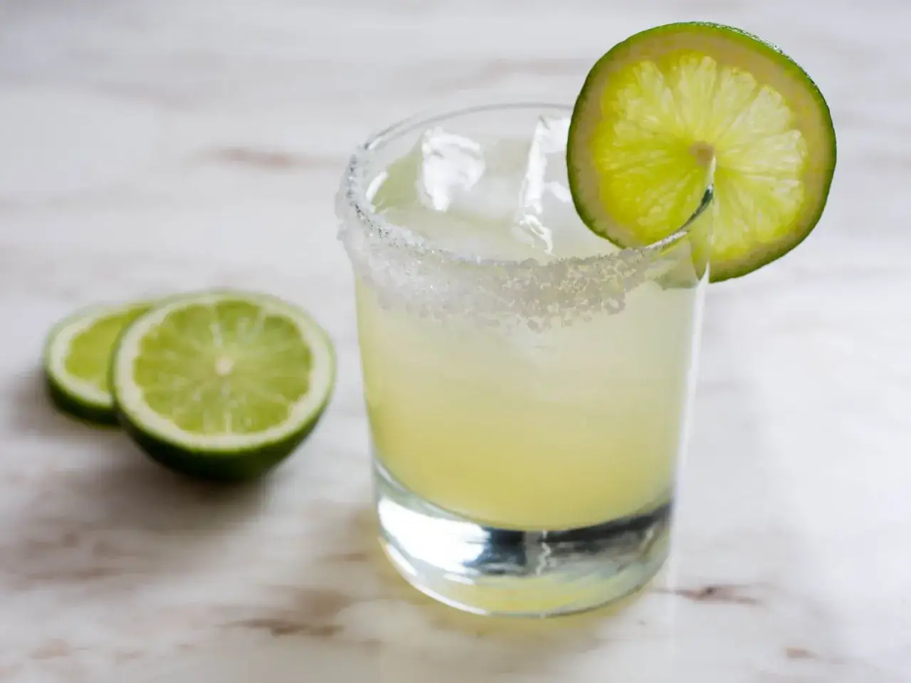 Klasyczny Margarita przepis: orzeźwiający drink z lodem, solą na brzegu szklanki i plasterkiem limonki. Idealny na lato!