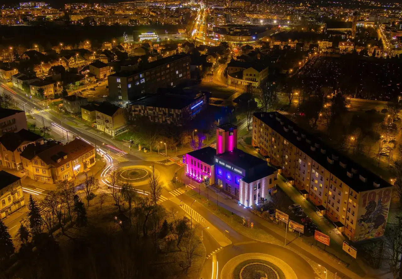 Nocna panorama Łomży z oświetlonym Teatrem Lalki i Aktora.