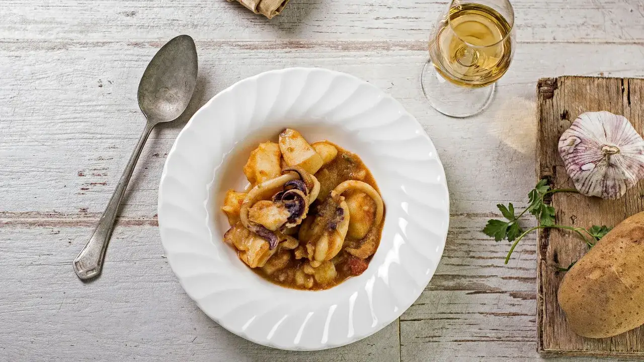 Papas con choco de la abuela, un plato casero con calamares tiernos y patatas en salsa.