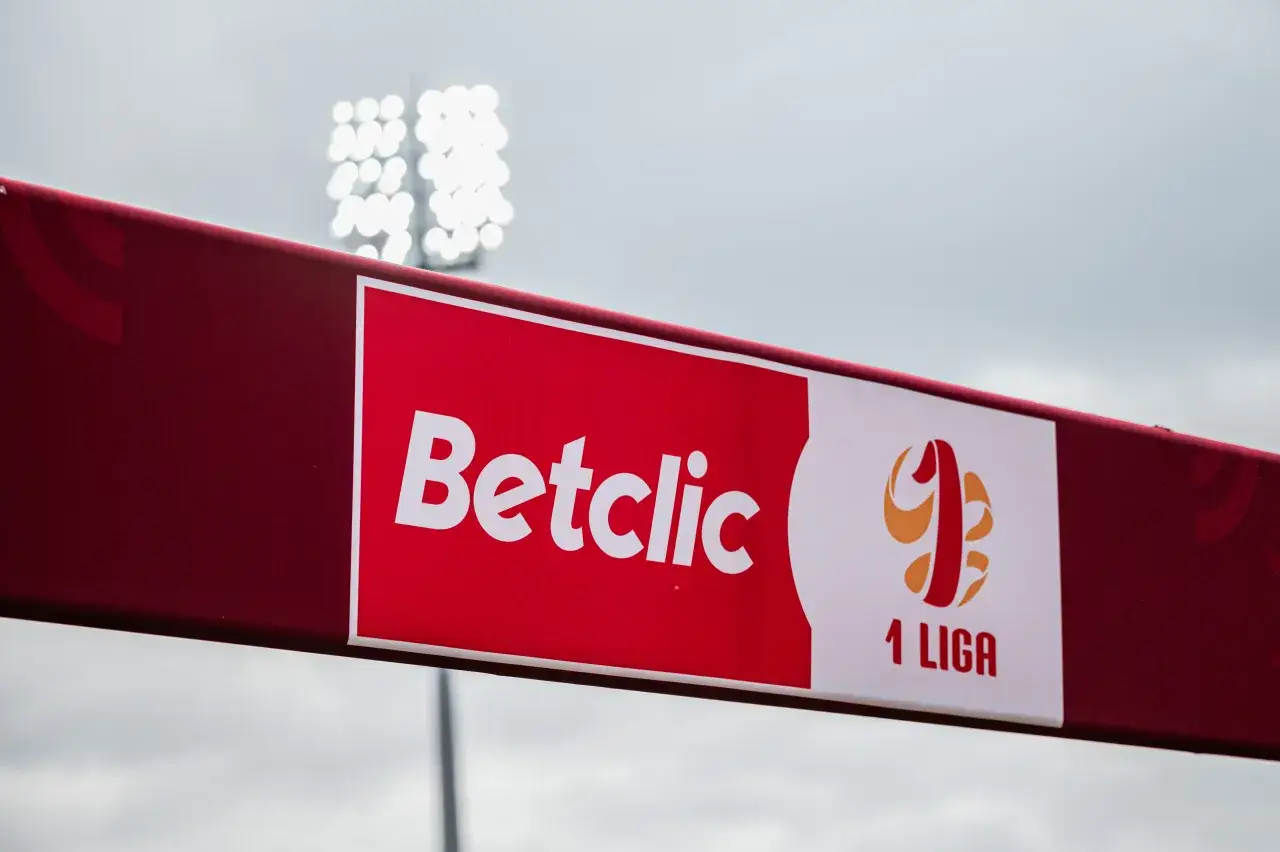 Baner z logo Betclic i 1 Ligi, symbolizujący emocje, kiedy baraże o ekstraklasę.
