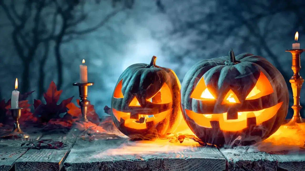 Gruselige Kürbisse leuchten im Nebel. Seit wann wird Halloween in Deutschland gefeiert? Seit den 90ern wird es immer beliebter.