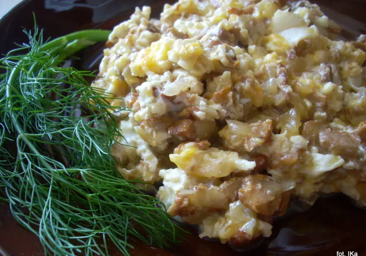 Pyszna jajecznica z kurkami, podana z gałązką świeżego koperku. Idealne śniadanie dla miłośnik&oacute;w leśnych smak&oacute;w.
