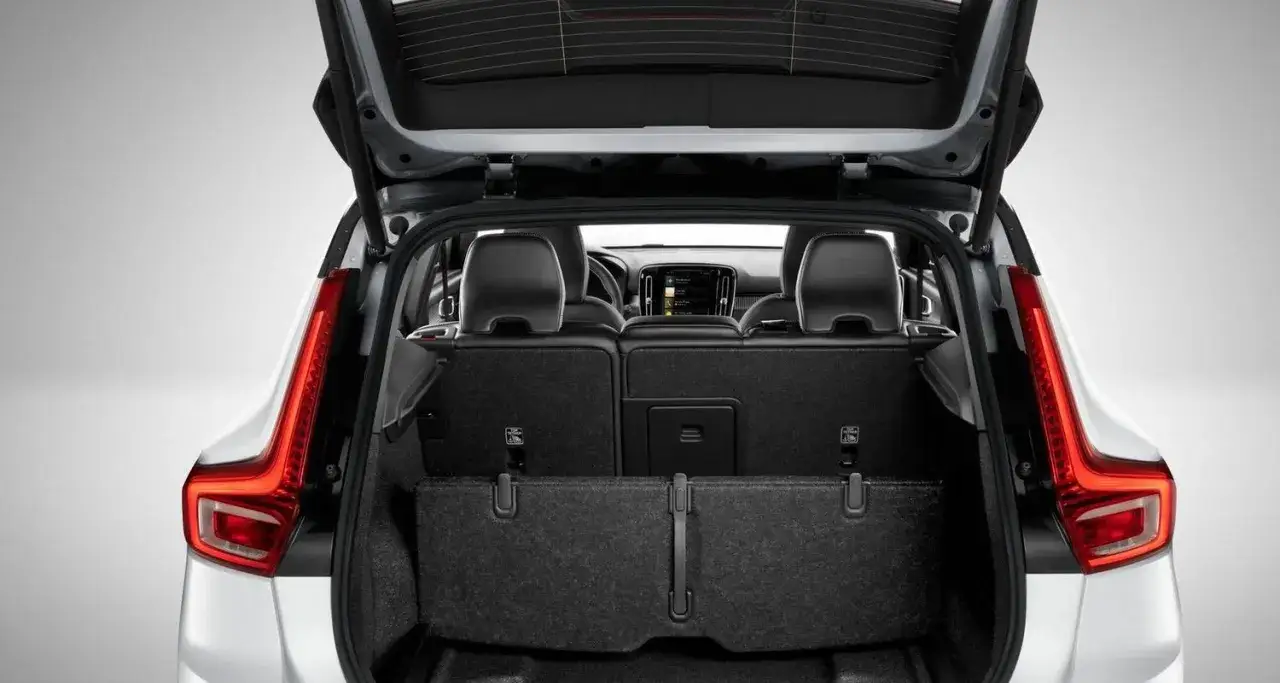 Maletero del Volvo XC40 con asientos traseros abatidos, listo para cargar equipaje o compras.