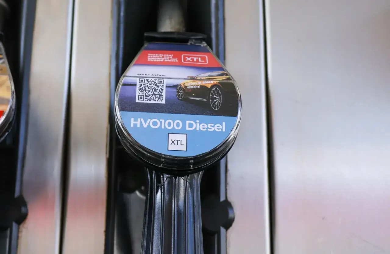 Zapfhan-Aufkleber für HVO100 Diesel. Mögliche Nachteile von HVO-Diesel sind noch unklar, aber die CO₂-Bilanz ist positiv.