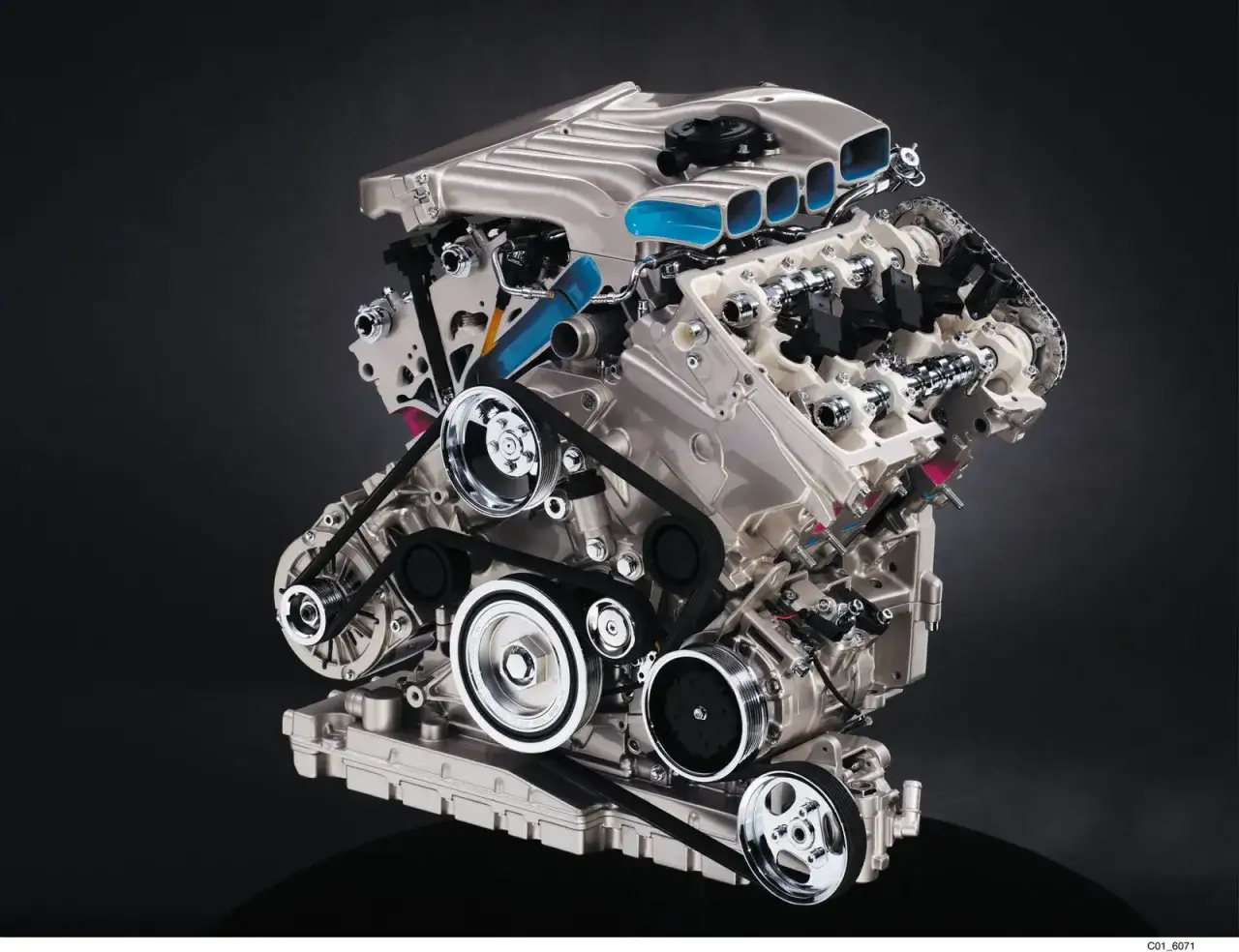 Detaljerad vy av en Passat W8 motor med dess komplexa remsystem och ventiler.
