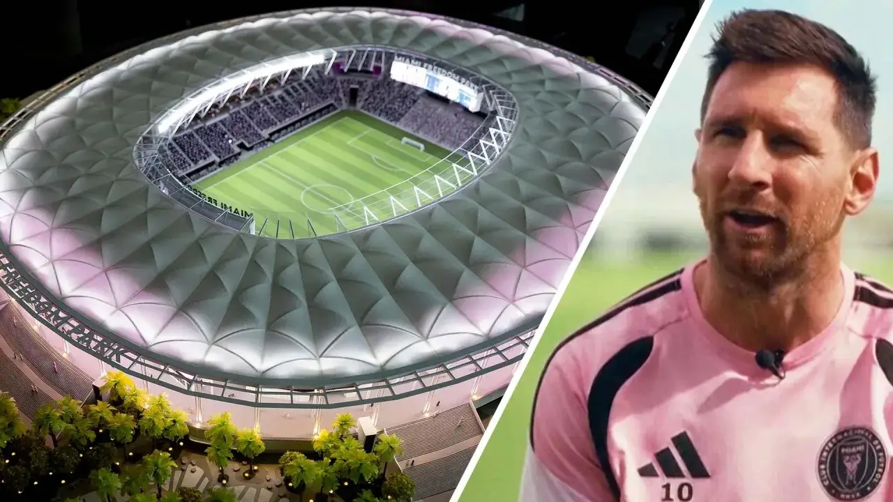 Leo Messi w różowej koszulce Inter Miami, grający w Stanach Zjednoczonych. Stadion w tle.