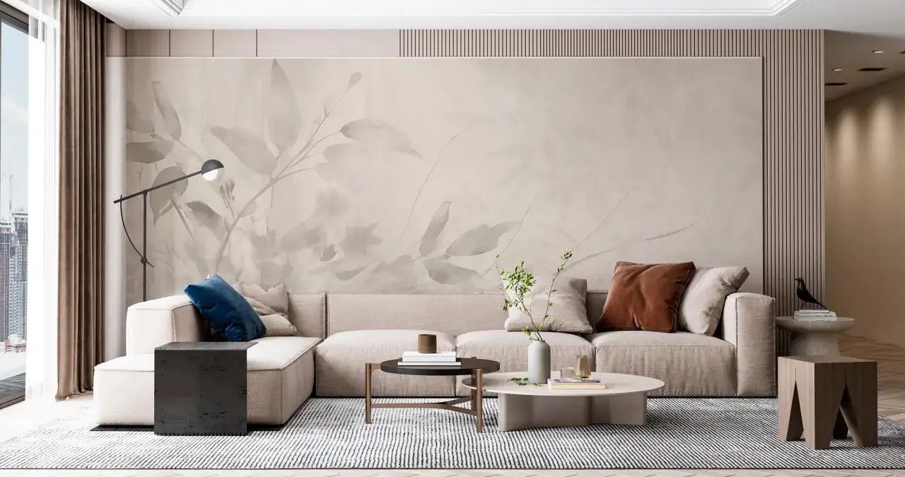 Soggiorno con divano beige, tappeto a righe e pareti con un delicato motivo floreale nei colori tortora sabbia.