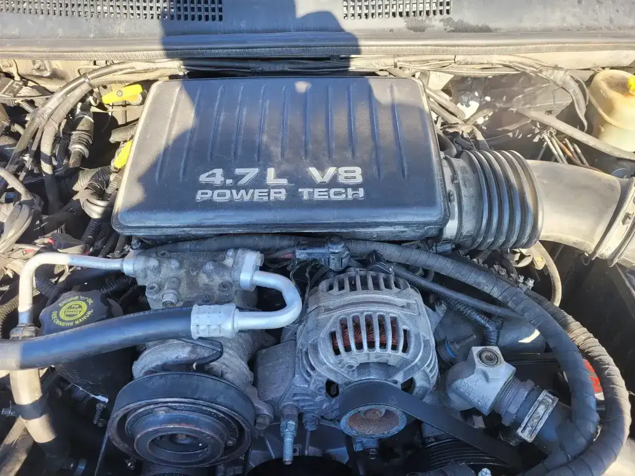 Silnik 4.7L V8 Power Tech w Jeep Grand Cherokee. Zastanawiasz się, jaki silnik wybrać? Ten V8 to moc i niezawodność.
