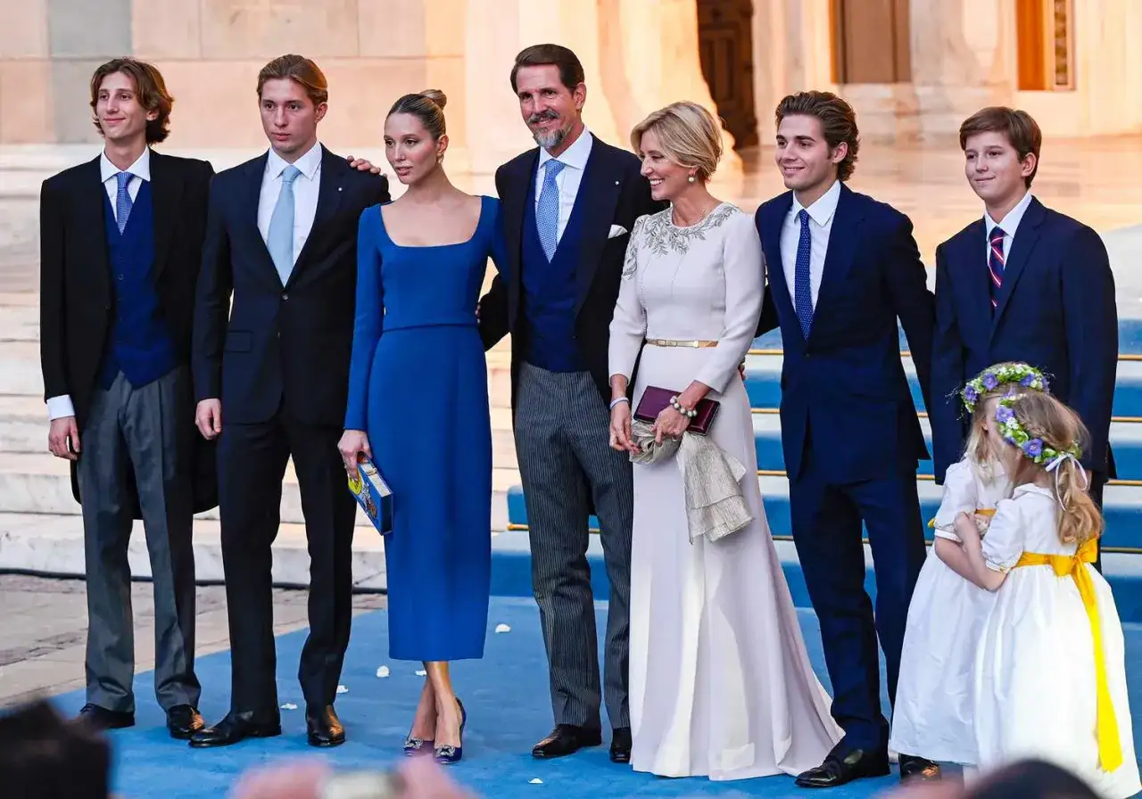 Kungliga familjen samlad. Pavlos av Grekland med familj, klädda för ett formellt tillfälle.