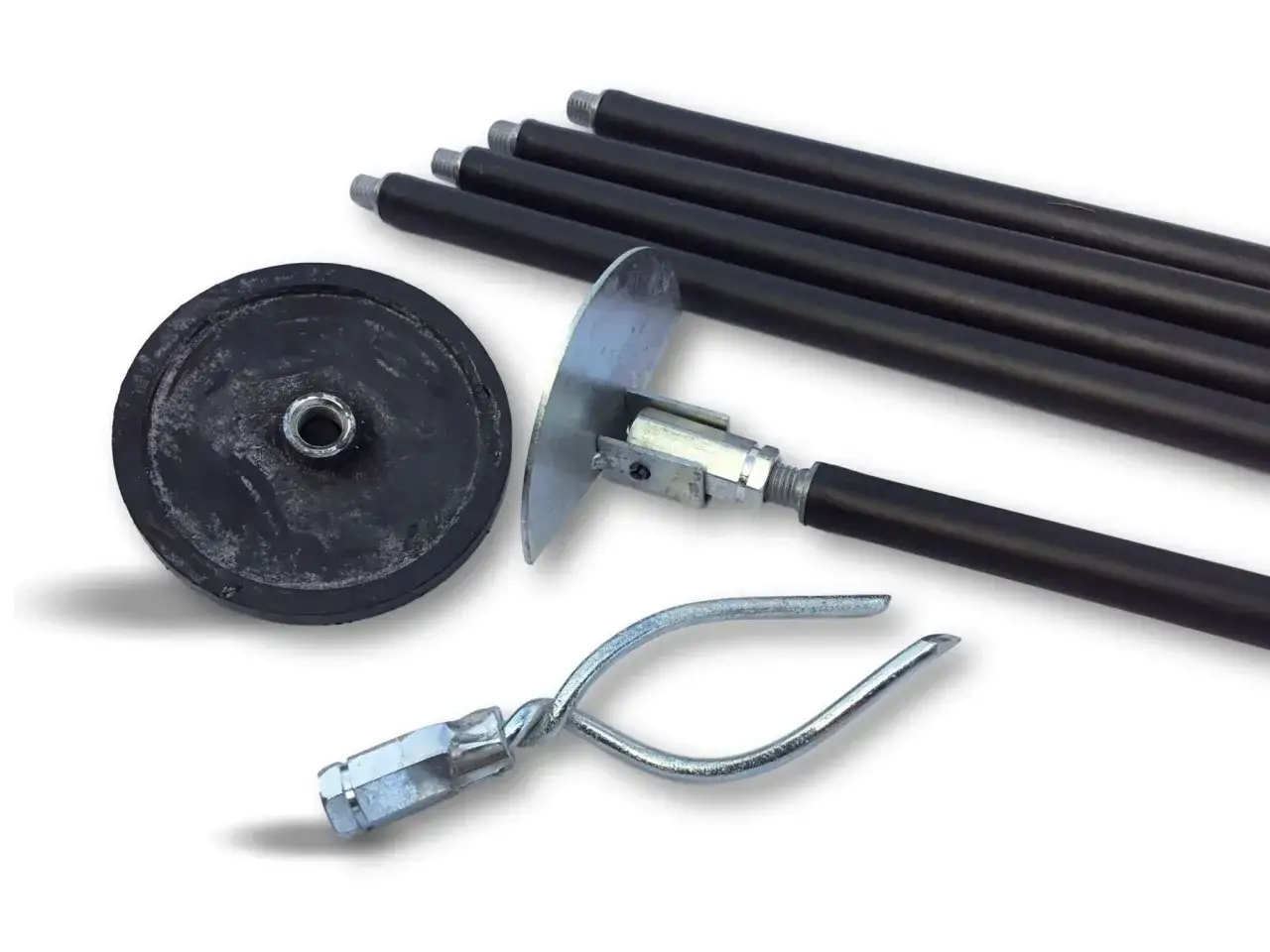 Ensemble d'outils pour d&eacute;boucher canalisation maison : tiges noires, ventouse, et accessoire m&eacute;tallique en forme de fourche.