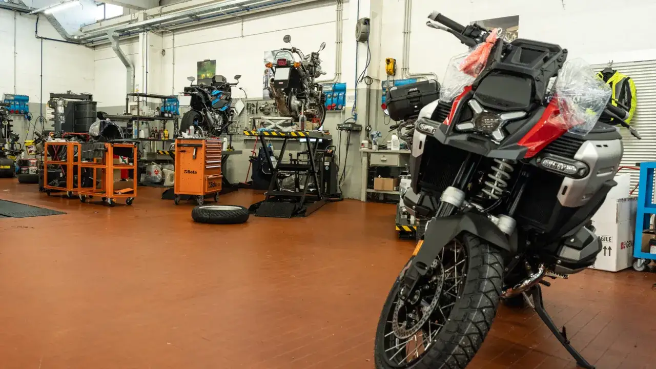 Officina con moto in riparazione. Chissà ogni quanto si fa il tagliando a queste bellezze.