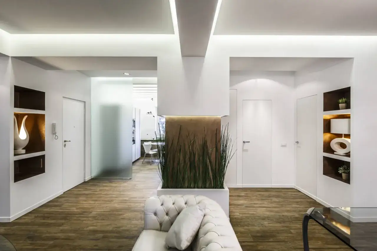 Illuminazione a soffitto integrata, un'idea moderna per valorizzare gli spazi.