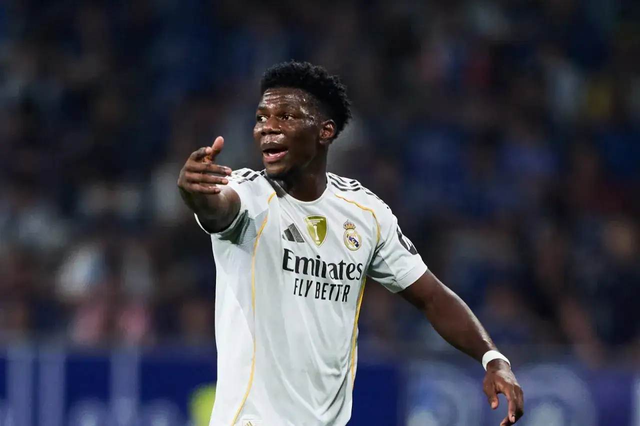 Aurélien Tchouaméni im weißen Trikot von Real Madrid, zeigt auf dem Spielfeld.
