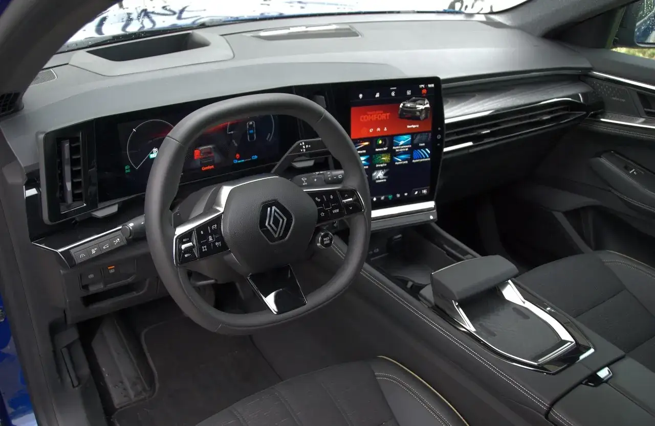 Wnętrze Renault Austral z dużym ekranem multimedialnym. Wiele osób szuka renault austral opinie, by poznać ten nowoczesny kokpit.