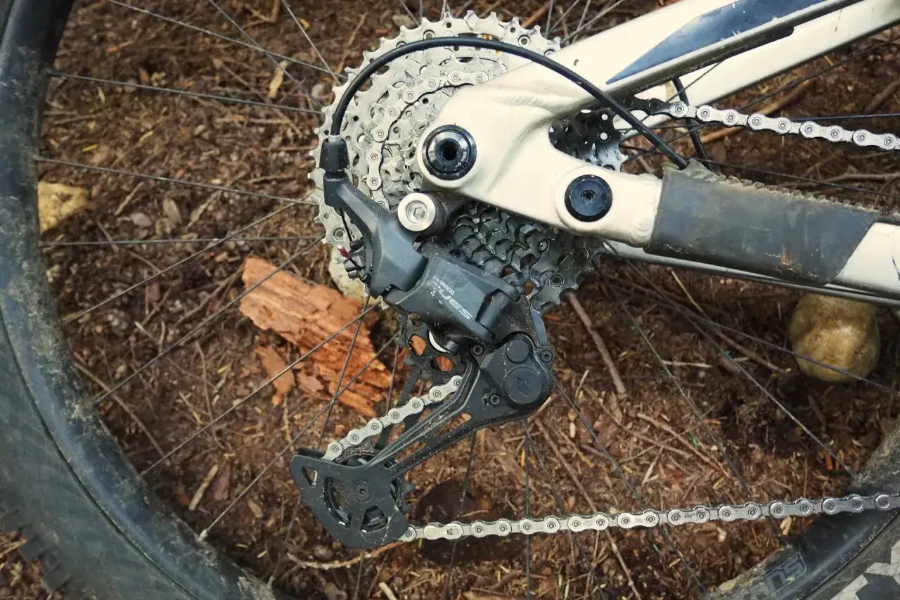 Tylna przerzutka **Shimano CUES** na rowerze górskim, gotowa na trudne trasy.