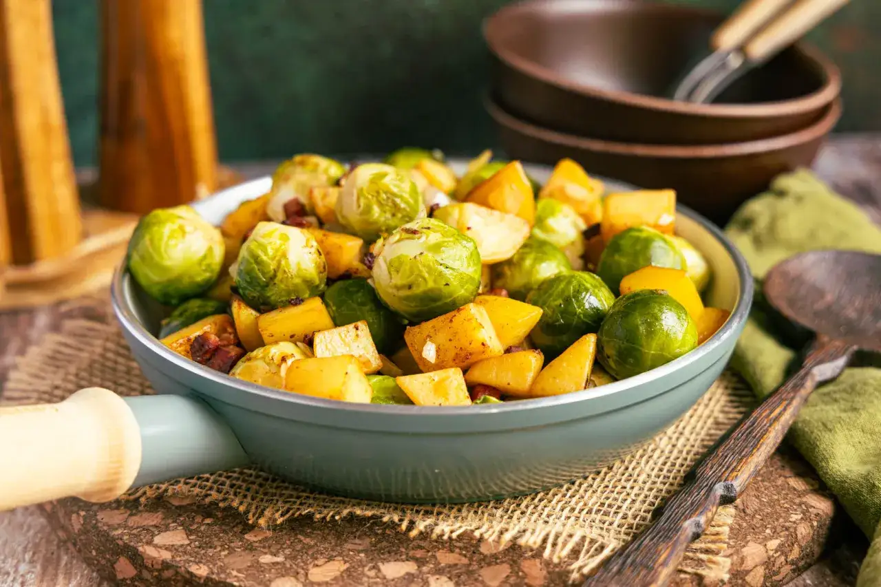 Leckere Rosenkohl Rezepte Pfanne mit Kartoffeln und Speck. Ein schnelles und einfaches Gericht, perfekt für jede Mahlzeit.
