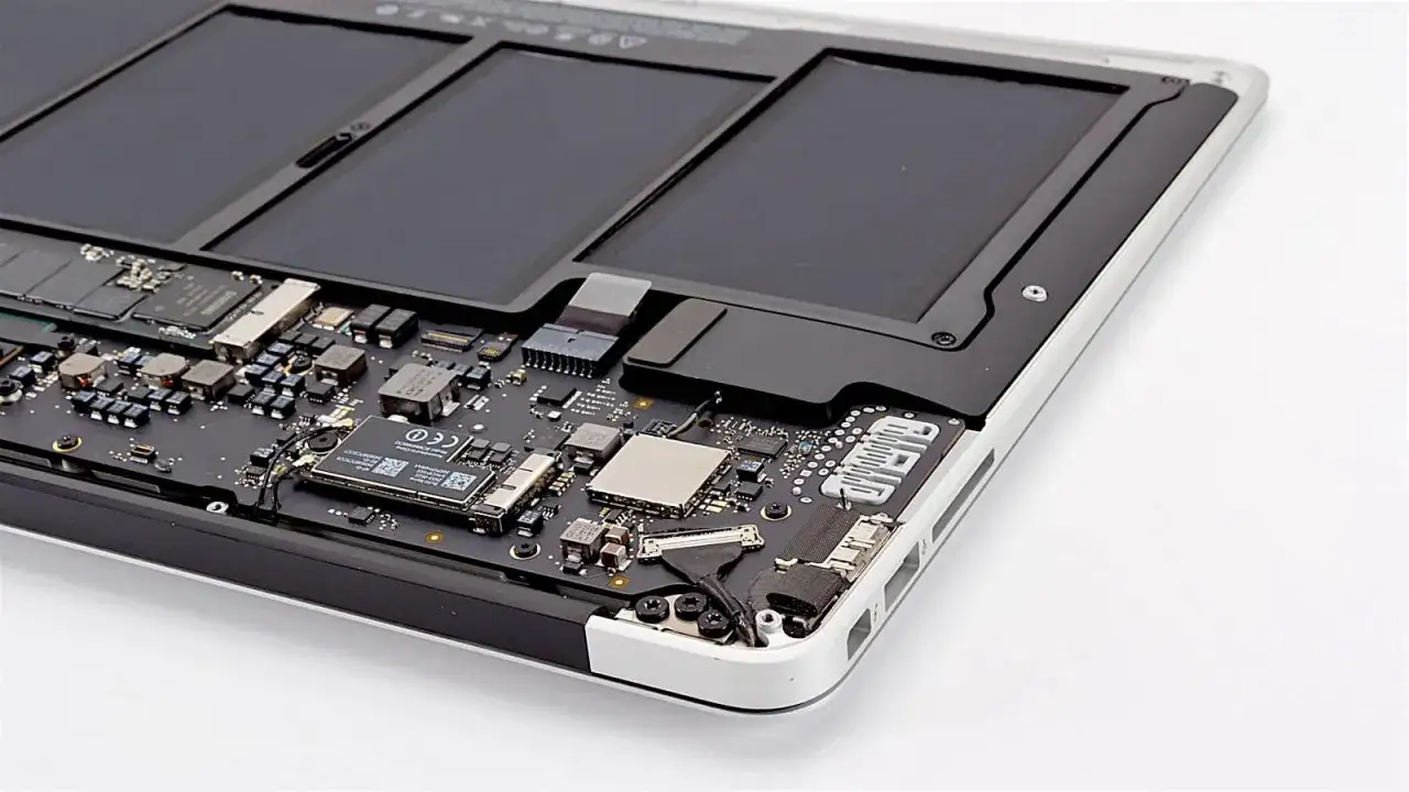 Zdjęcie Wymiana baterii MacBook - uniknij problemów z wydajnością i kosztami