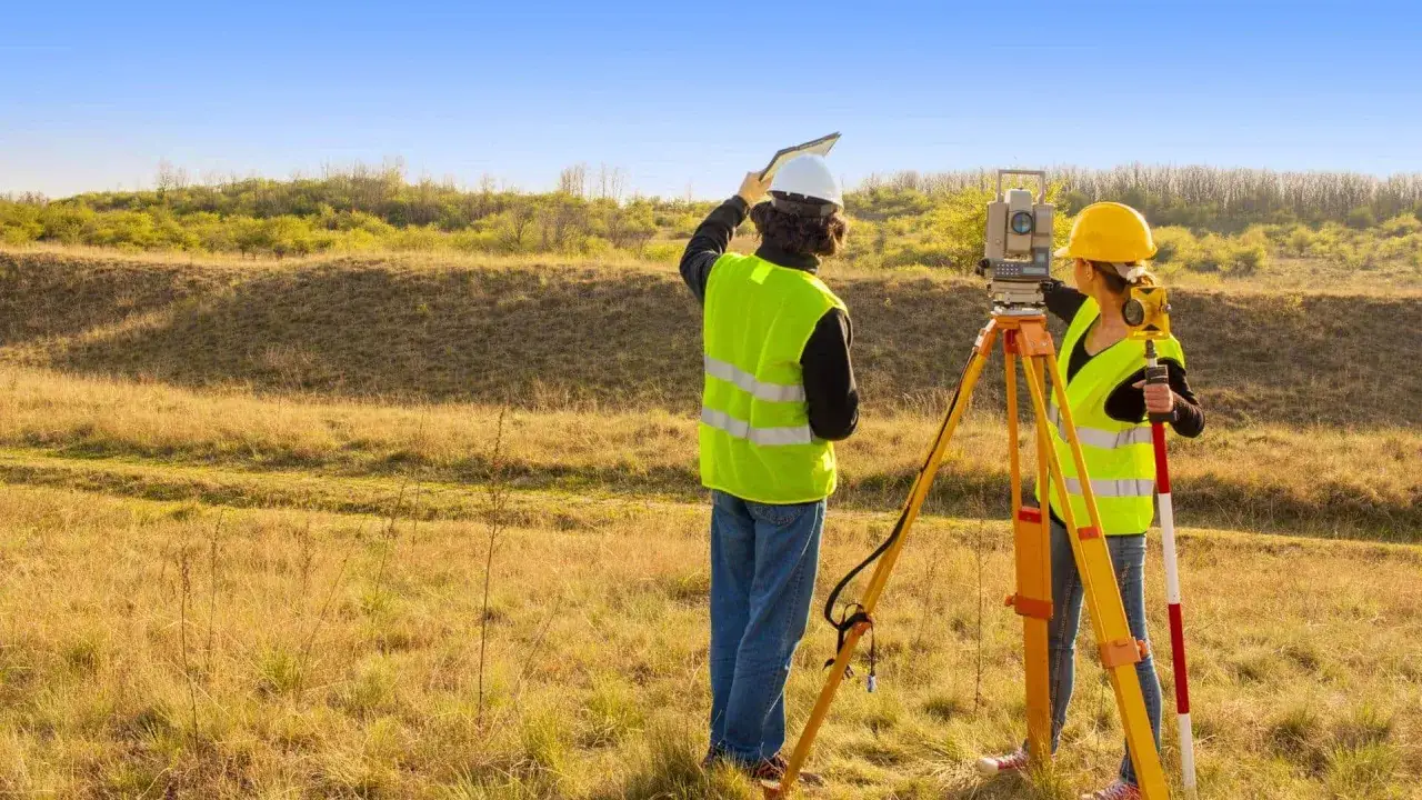 Zdjęcie Co robi technik geodeta? Odkryj jego kluczowe obowiązki i narzędzia