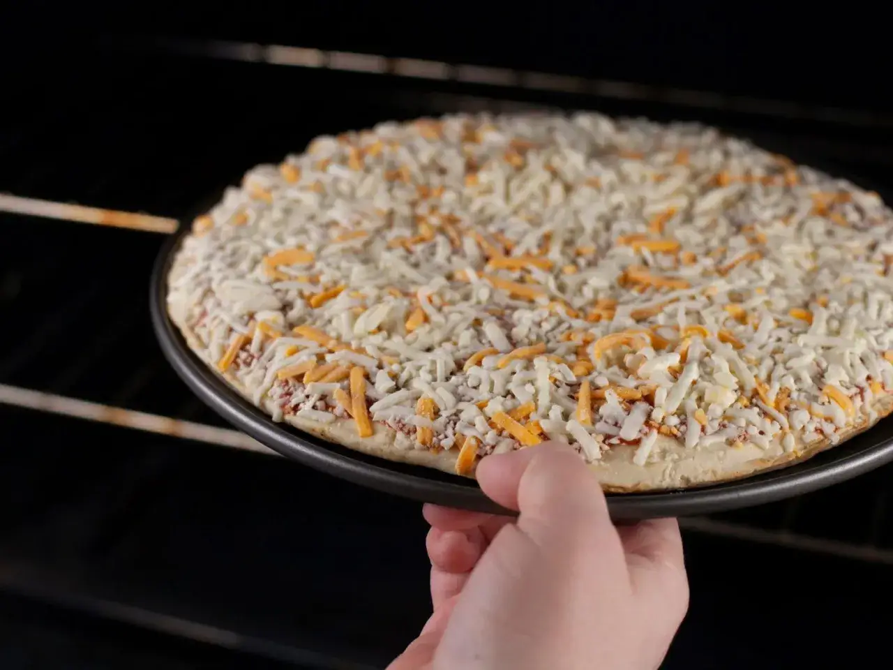 Mrożona pizza z serem na blasze wkładana do piekarnika. Ile piec? Sprawdź instrukcję na opakowaniu!