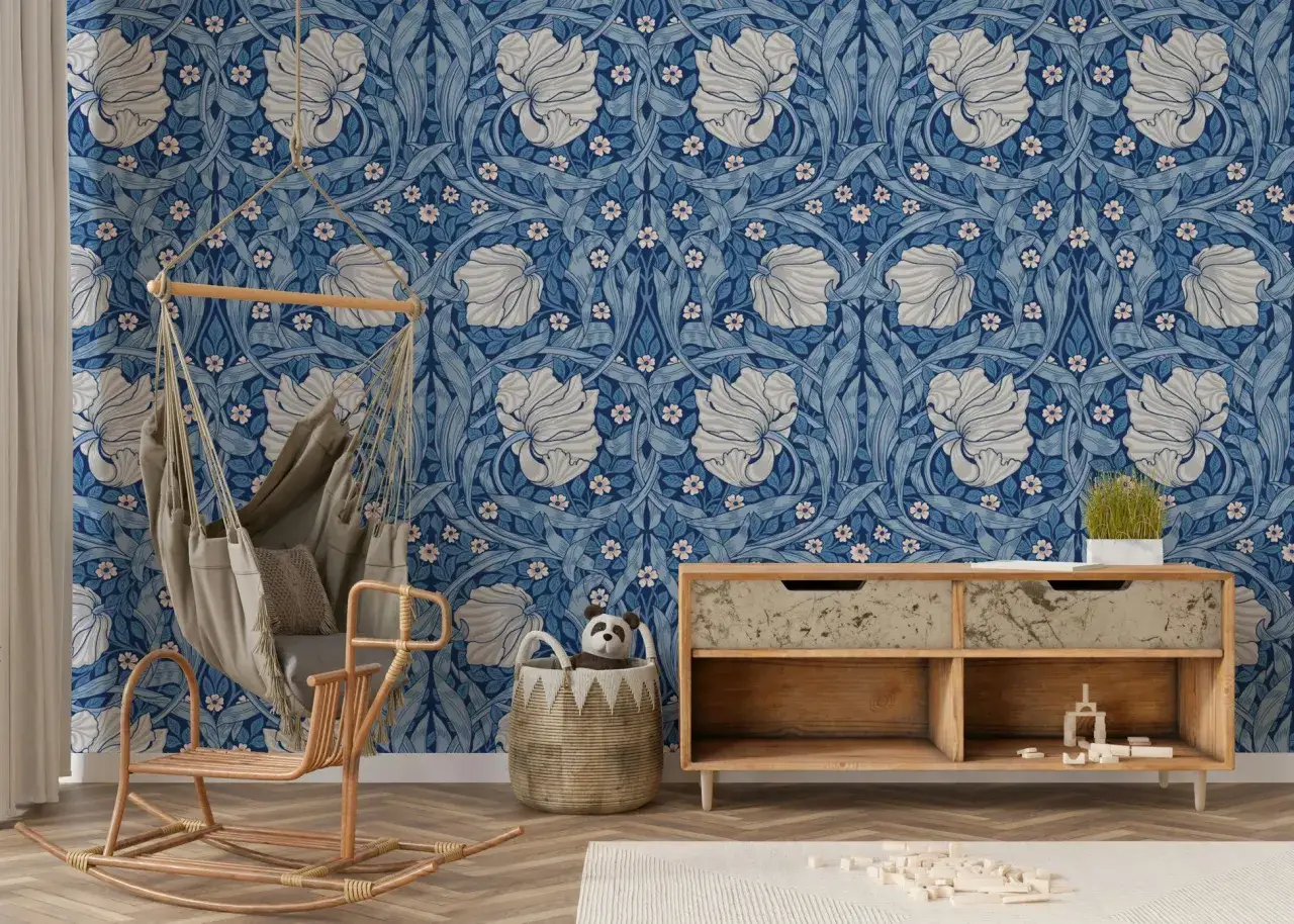 En mysig vr&aring; med en h&auml;ngstol och en gungh&auml;st, bakom en bl&aring; blommig tapet som p&aring;minner om Josephine Blix design.