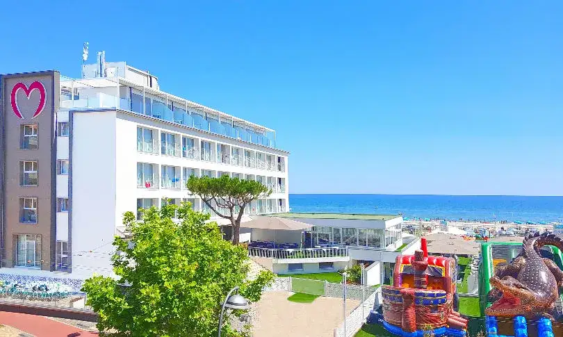 Hotel Riccione famiglia piscina fronte mare