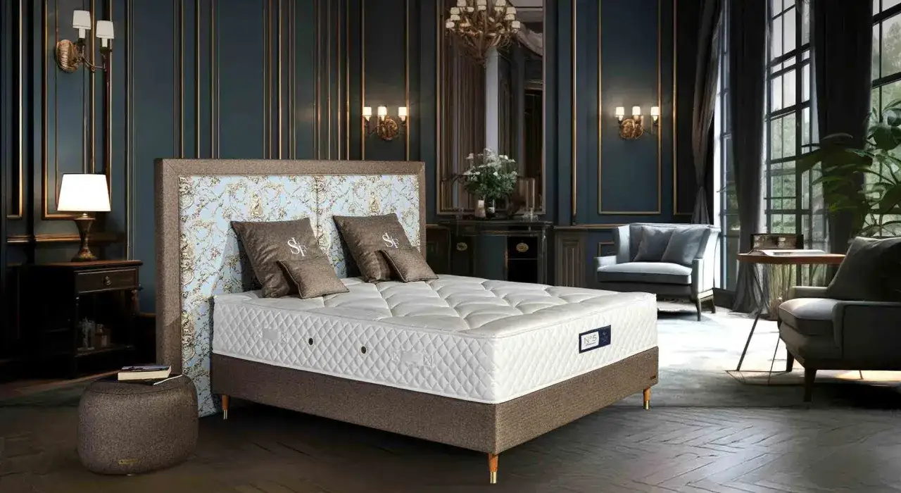 Un matela dur, au design luxueux, tr&ocirc;ne dans une chambre &eacute;l&eacute;gante. Son confort promet des nuits paisibles.