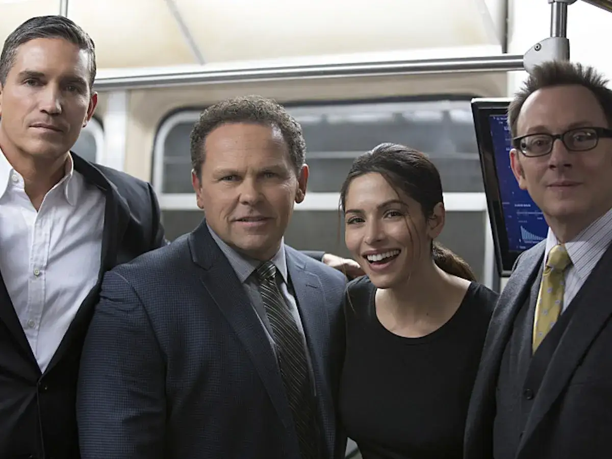 Person of Interest-rollistan i en t&aring;gkup&eacute;: John Reese, Harold Finch, Sameen Shaw och Root.