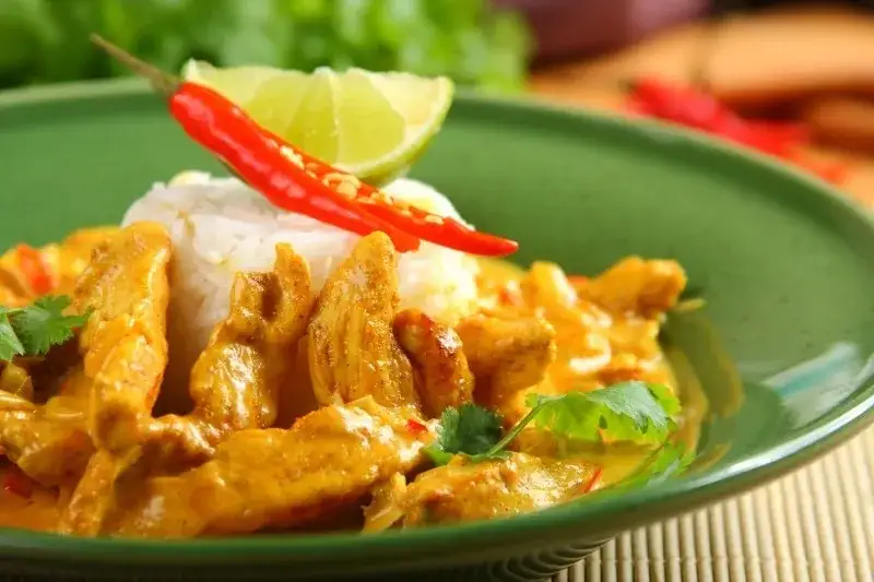 klasyczne curry z kurczakiem i ryżem