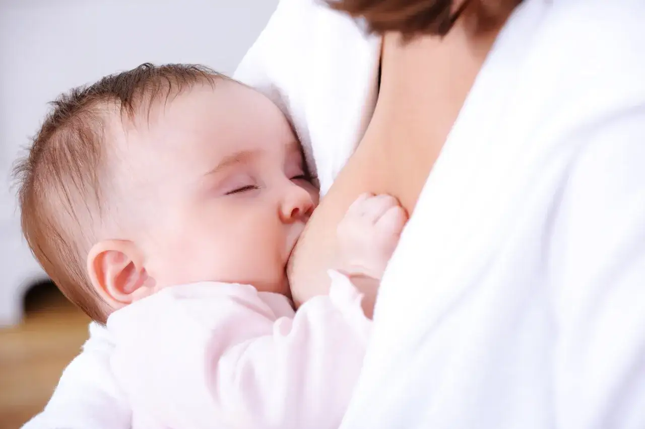 mama karmiąca odpoczywająca, relaks, masaż skroni