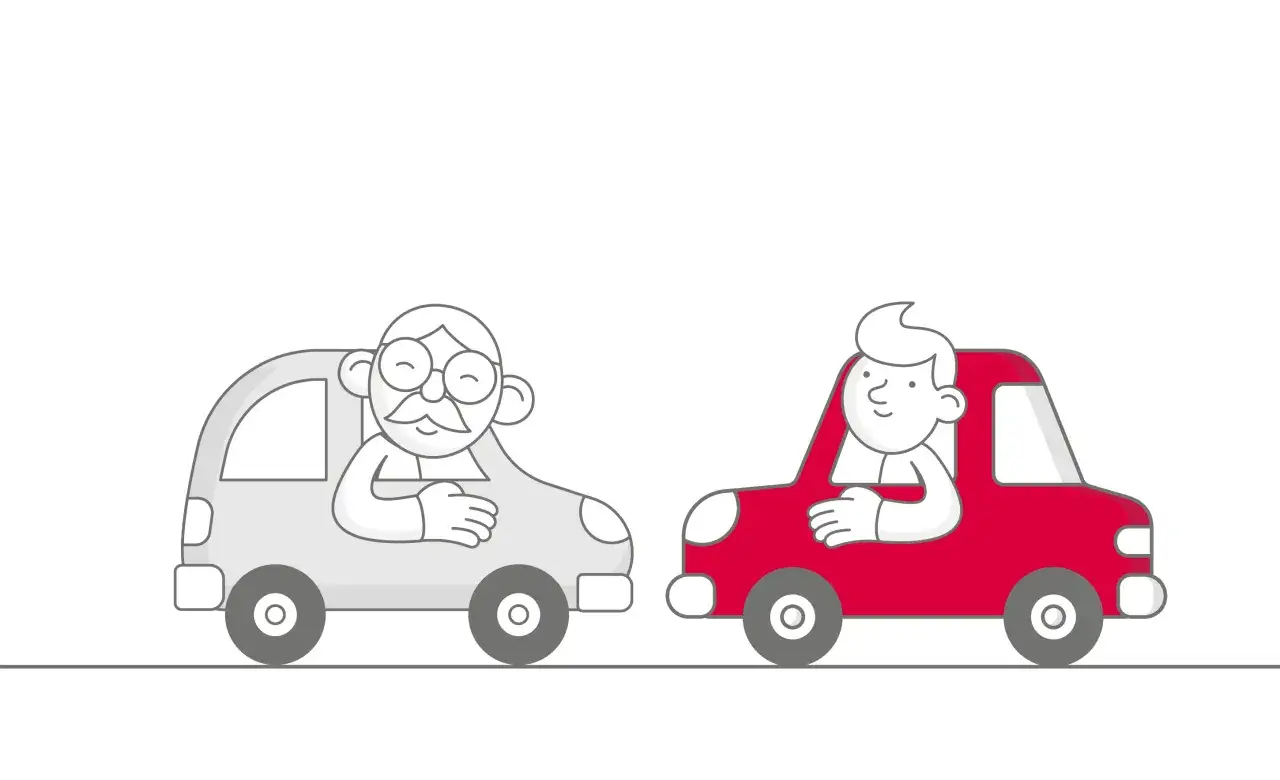 Due auto, una grigia con un anziano e una rossa con un giovane, guidano fianco a fianco. Scopri come funziona la legge Bersani assicurazione.