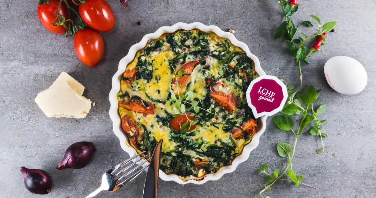 Herzhaftes Spinat-Gratin, perfekt für eine Low Carb Ernährung. Mit Tomaten, Zwiebeln und Käse, ein Genuss für LCHF-Fans.