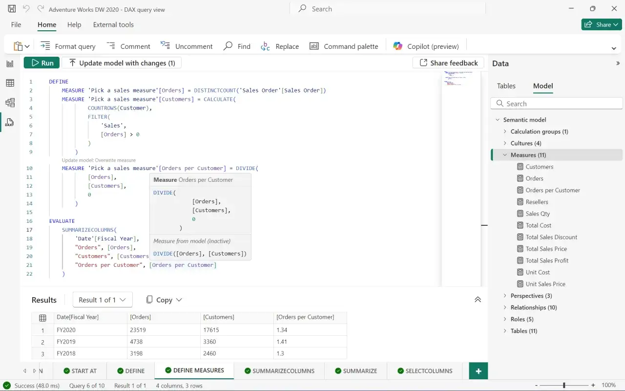 Widok zapytania DAX w Power BI. Kod definiuje miarę