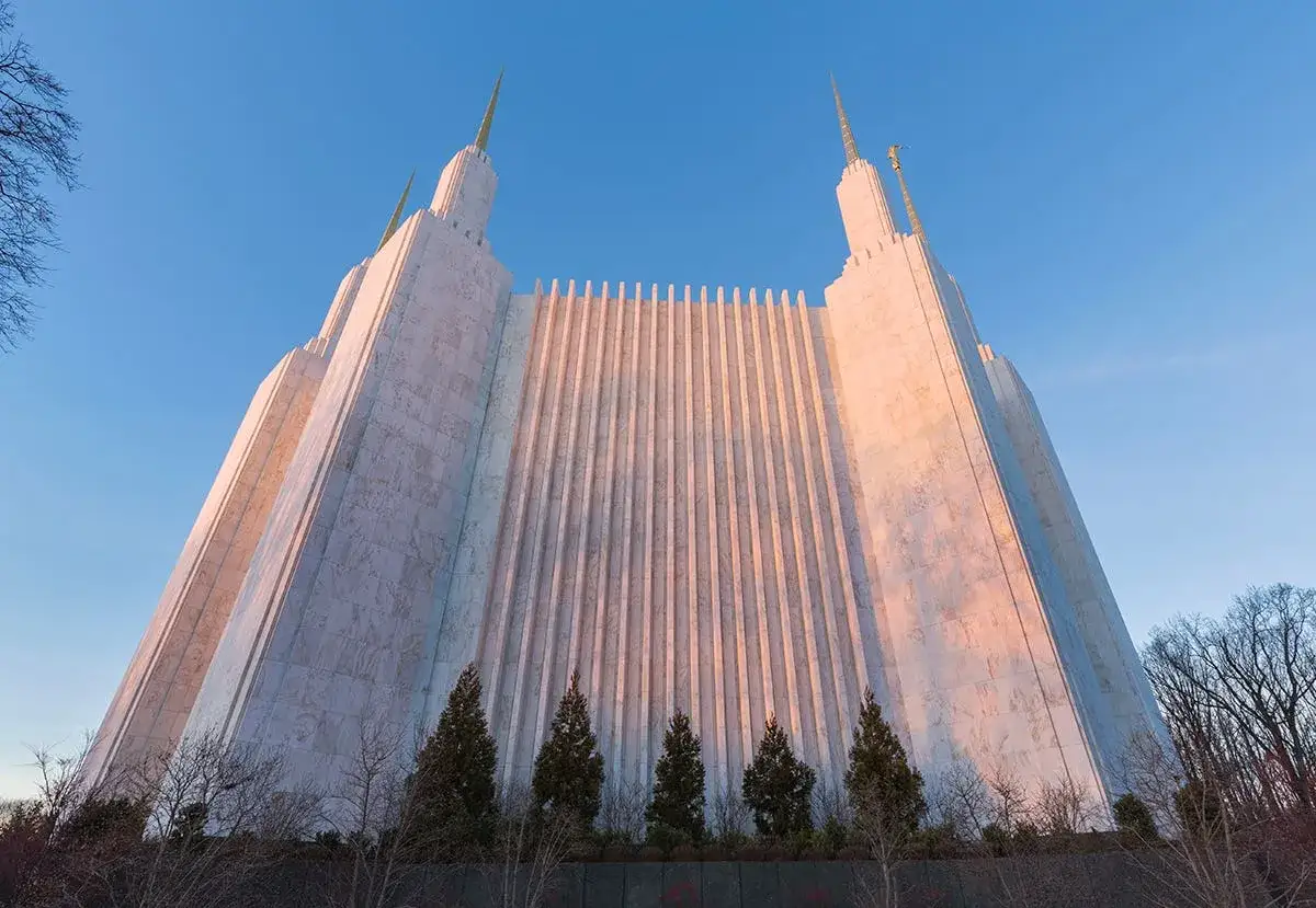 Imponerande tempel med marmorfasad och spiror. En p&aring;minnelse om mormoner regler och deras tro.