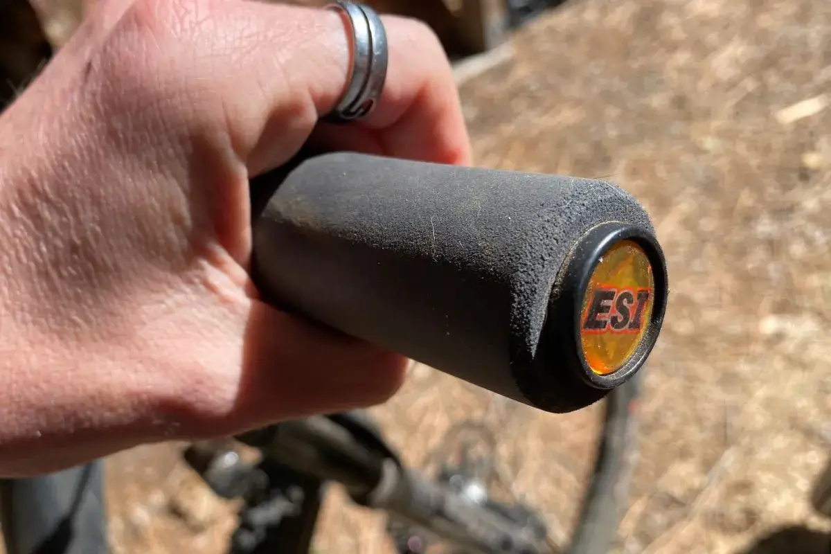 Dłoń trzyma czarny, piankowy grip rowerowy ESI. Zastanawiasz się, jakie gripy do MTB wybrać?