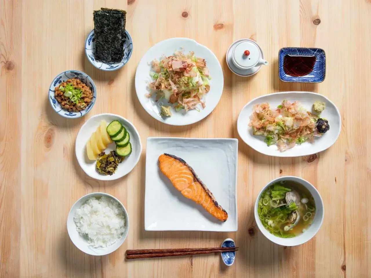 Ein traditionelles japanisches Fr&uuml;hst&uuml;ck: Lachs, Reis, Miso-Suppe, Nattō, eingelegtes Gem&uuml;se, Nori und ein kleiner Dip.