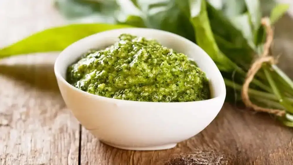 aut&eacute;ntica receta de pesto genovese con mortero e ingredientes frescos