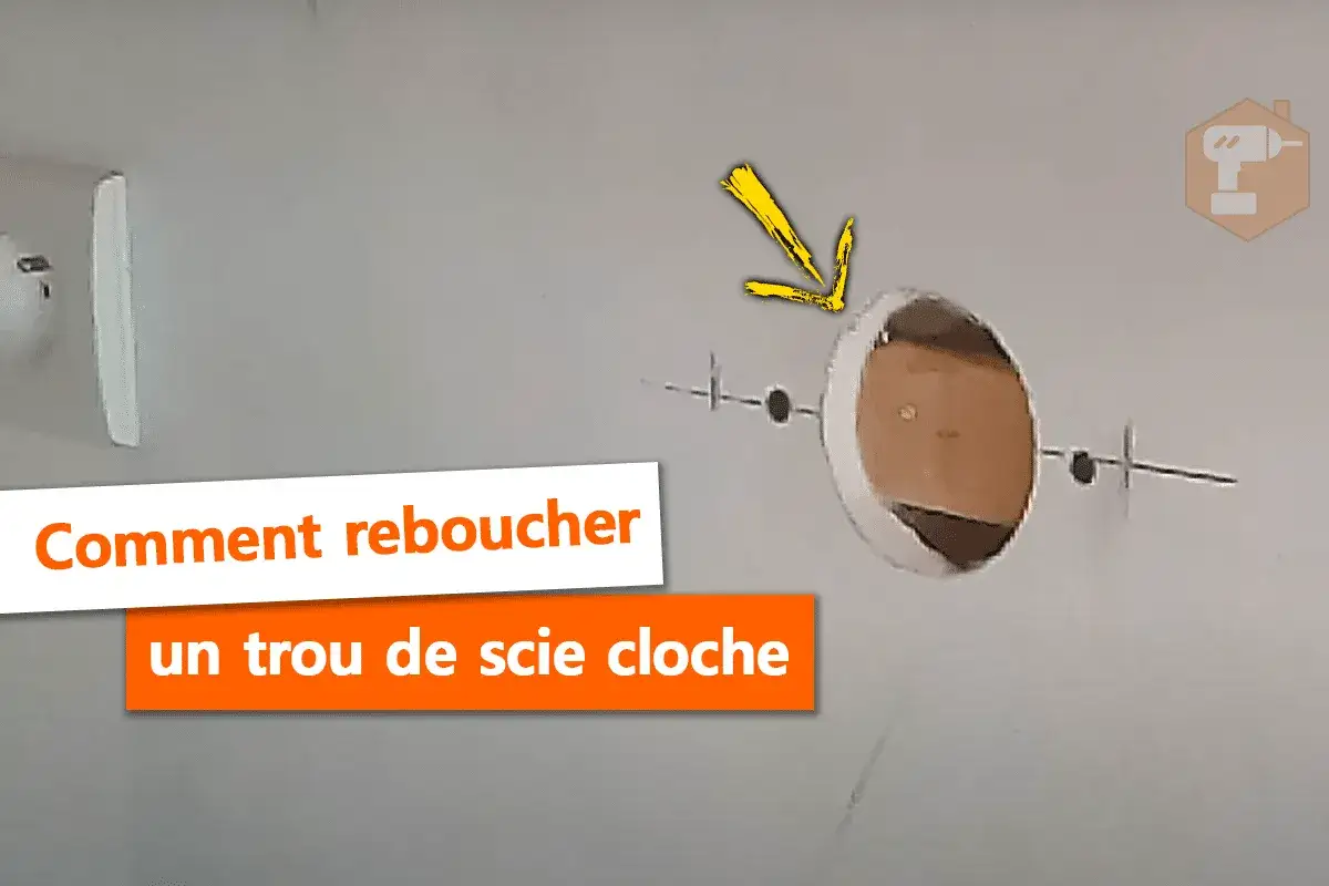 Comment r&eacute;parer un trou dans placo ? Une fl&egrave;che jaune indique un trou rond dans un mur en placo, pr&ecirc;t &agrave; &ecirc;tre rebouch&eacute;.