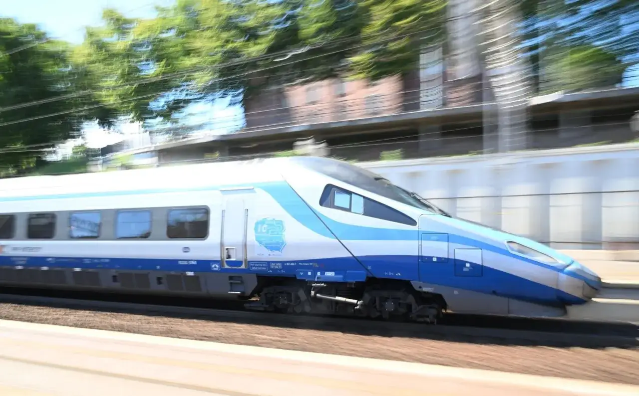 Szybki pociąg Pendolino w biało-niebieskich barwach mknie po torach. Czy pendolino jedzie do Zakopanego?