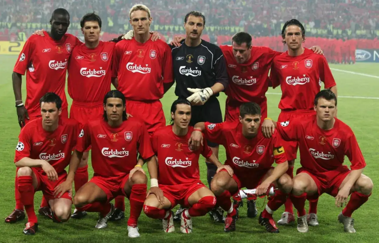 Drużyna Liverpoolu przed meczem z Milanem w finale Ligi Mistrz&oacute;w 2005.
