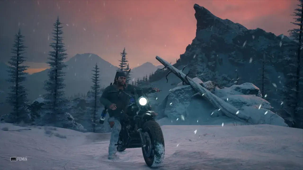 Mężczyzna na motocyklu w zimowym krajobrazie. To ujęcie z gry Days Gone, gdzie czas gry upływa w mroźnej scenerii.